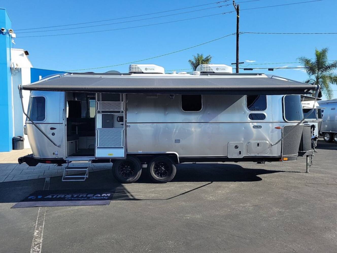 A photo of this 2026 Airstream Flying Cloud ® 25FB Midnight Flamingo