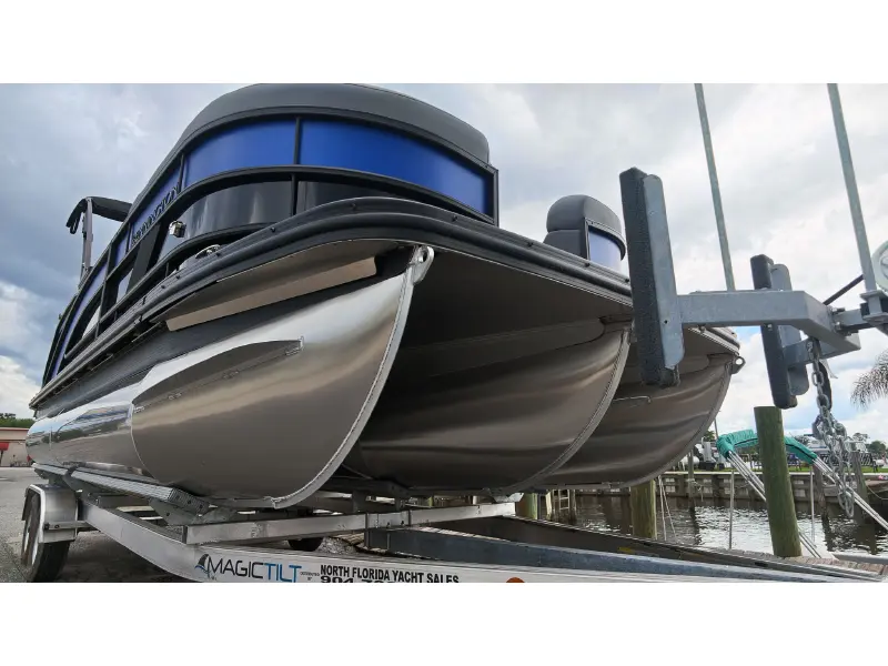 2027 Bennington 22 M SWINGBACK