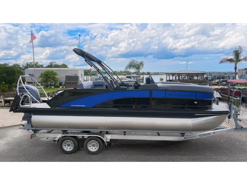 2027 Bennington 22 M SWINGBACK