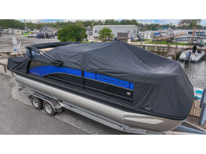 2027 Bennington 22 M SWINGBACK