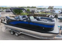 2027 Bennington 22 M SWINGBACK