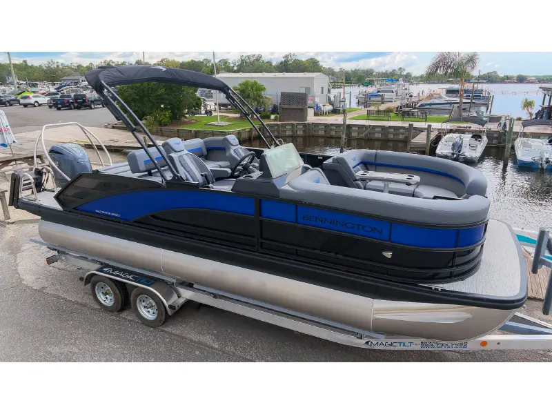 2027 Bennington 22 M SWINGBACK