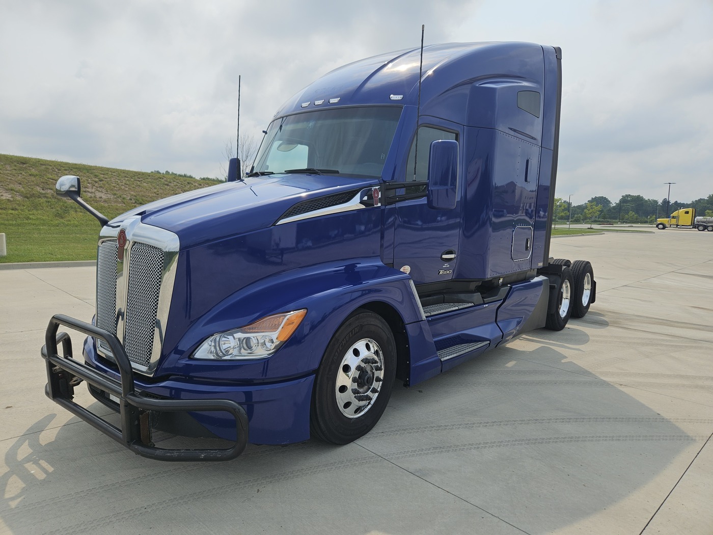 2023 KENWORTH T680 in Van Buren Township, MI