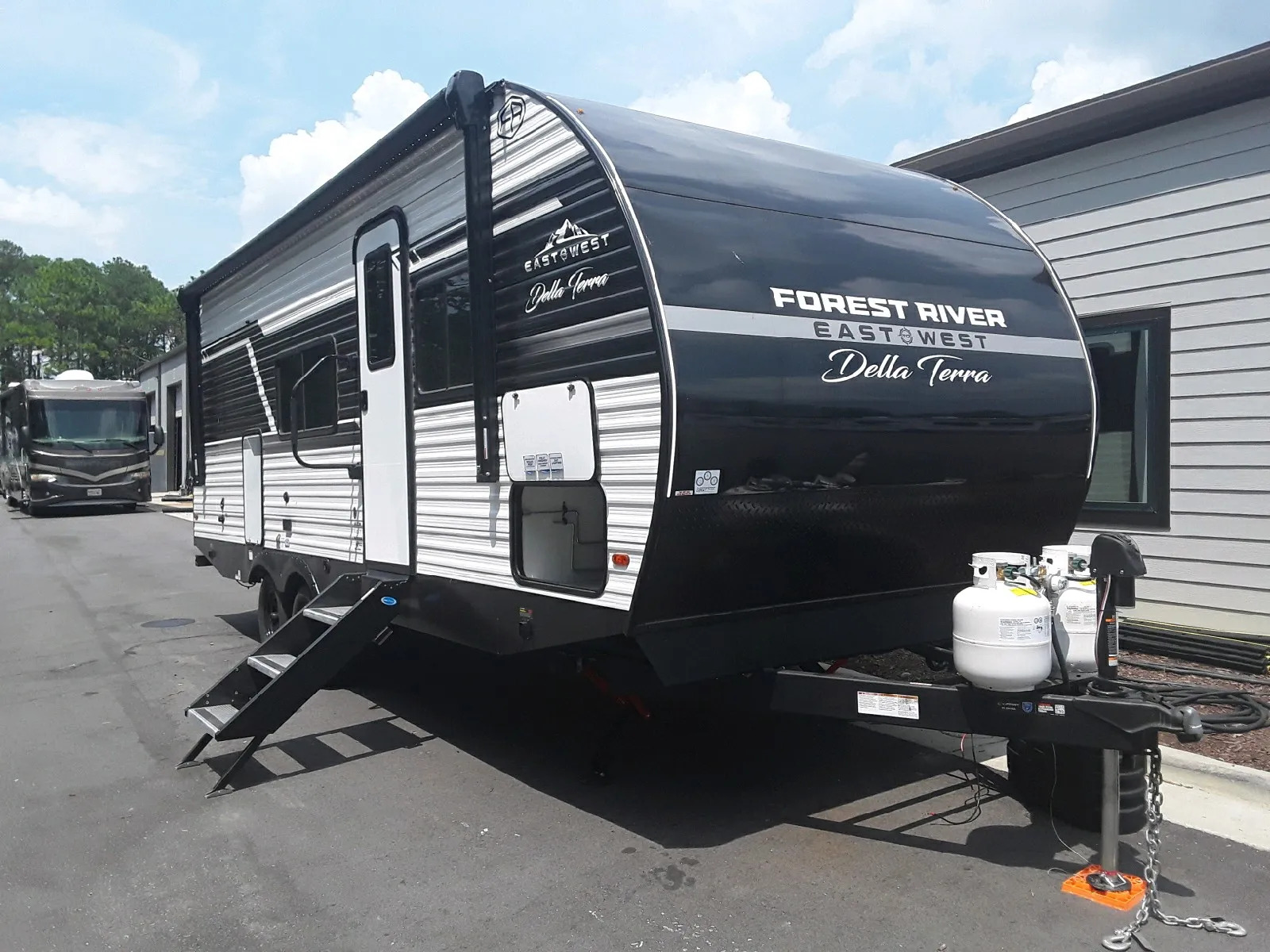 2027 East To West EAST TO WEST DELLA TERRA 221ML RV