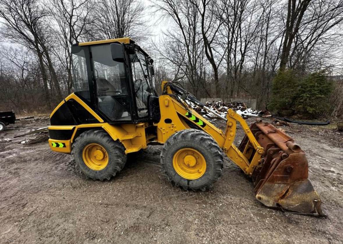 1998 Caterpillar 906 in Van Buren Charter Township, MI