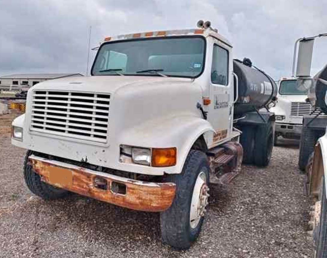 2000 International 4700 in Van Buren Charter Township, MI