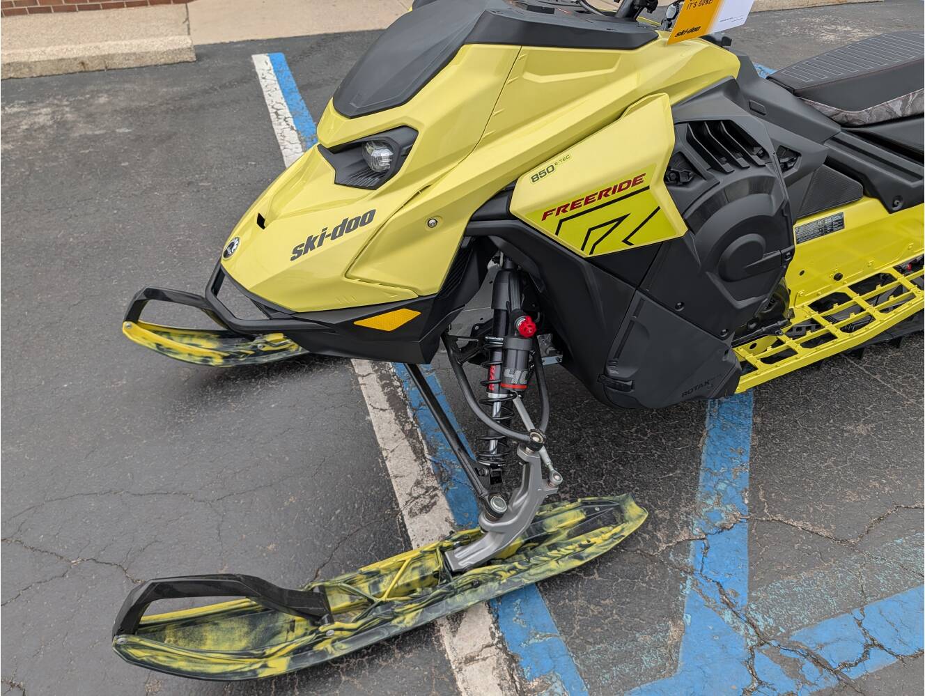 A photo of this 2025 Ski-Doo Freeride 850 E-TEC