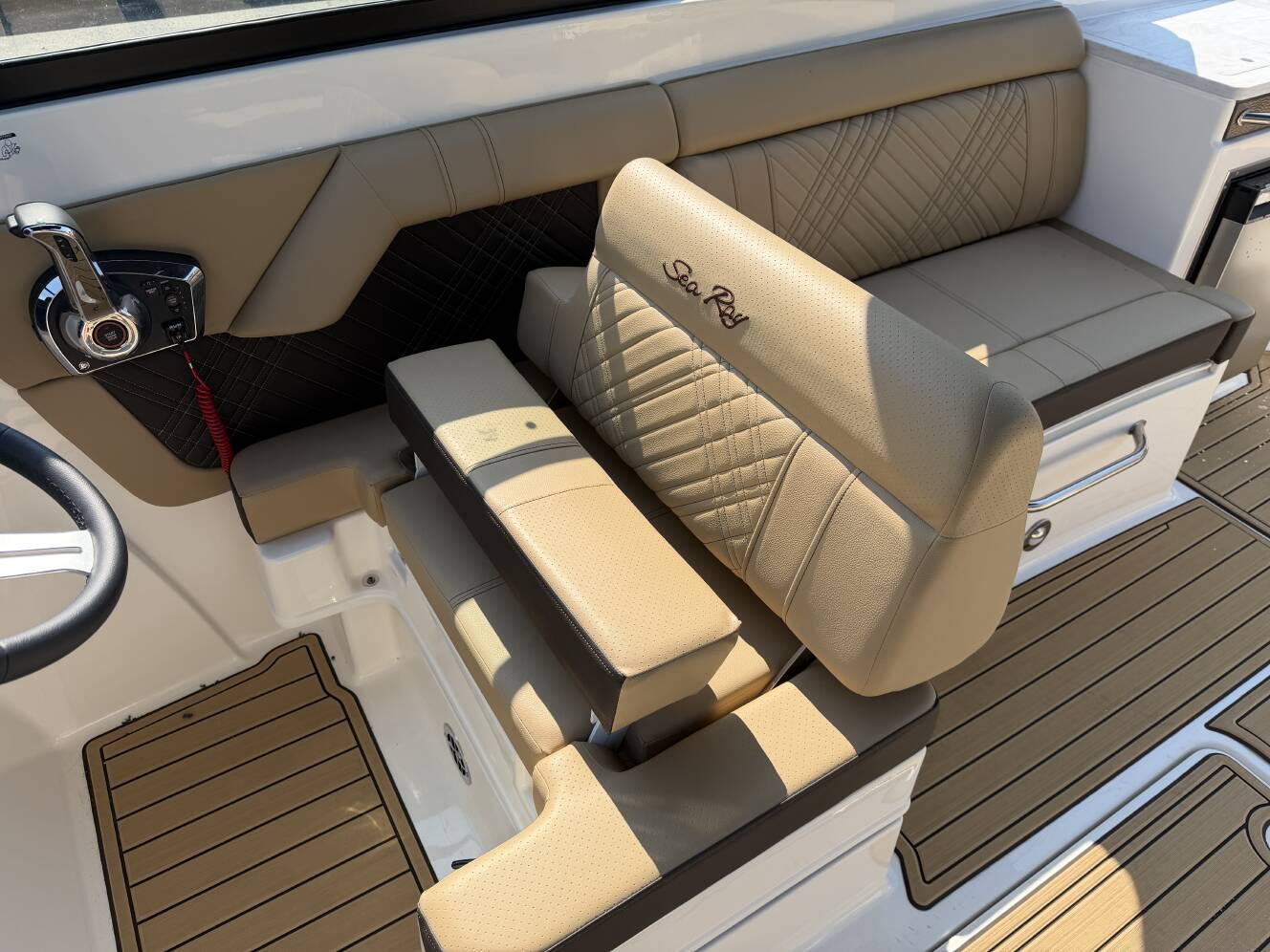 A photo of this 2026 Sea Ray SDX 290