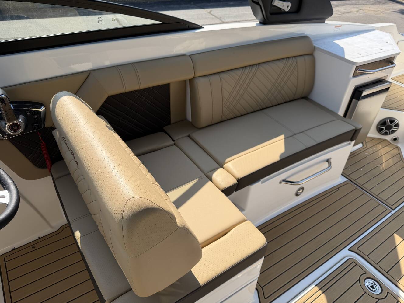 A photo of this 2026 Sea Ray SDX 290