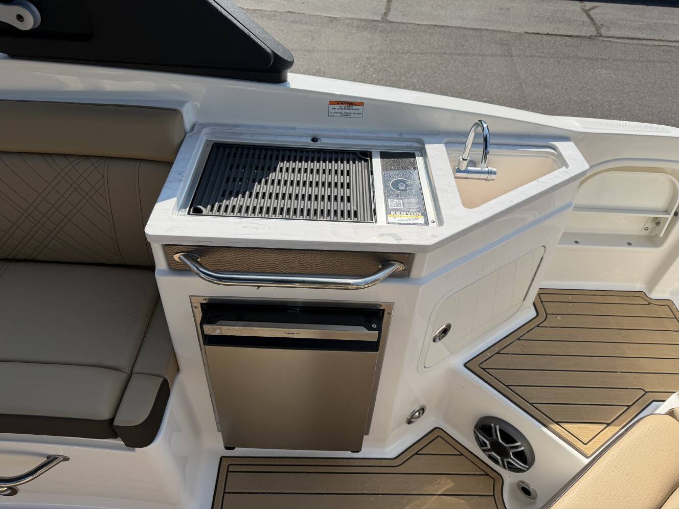 A photo of this 2026 Sea Ray SDX 290