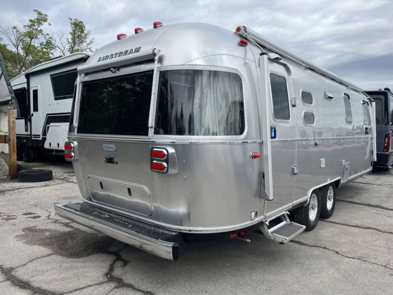 A photo of this 2027 Airstream Globetrotter 27FB