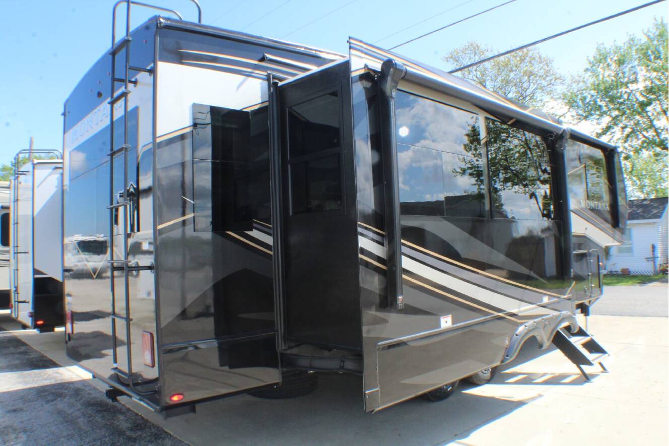 A photo of this 2025 Keystone Montana 3123RL