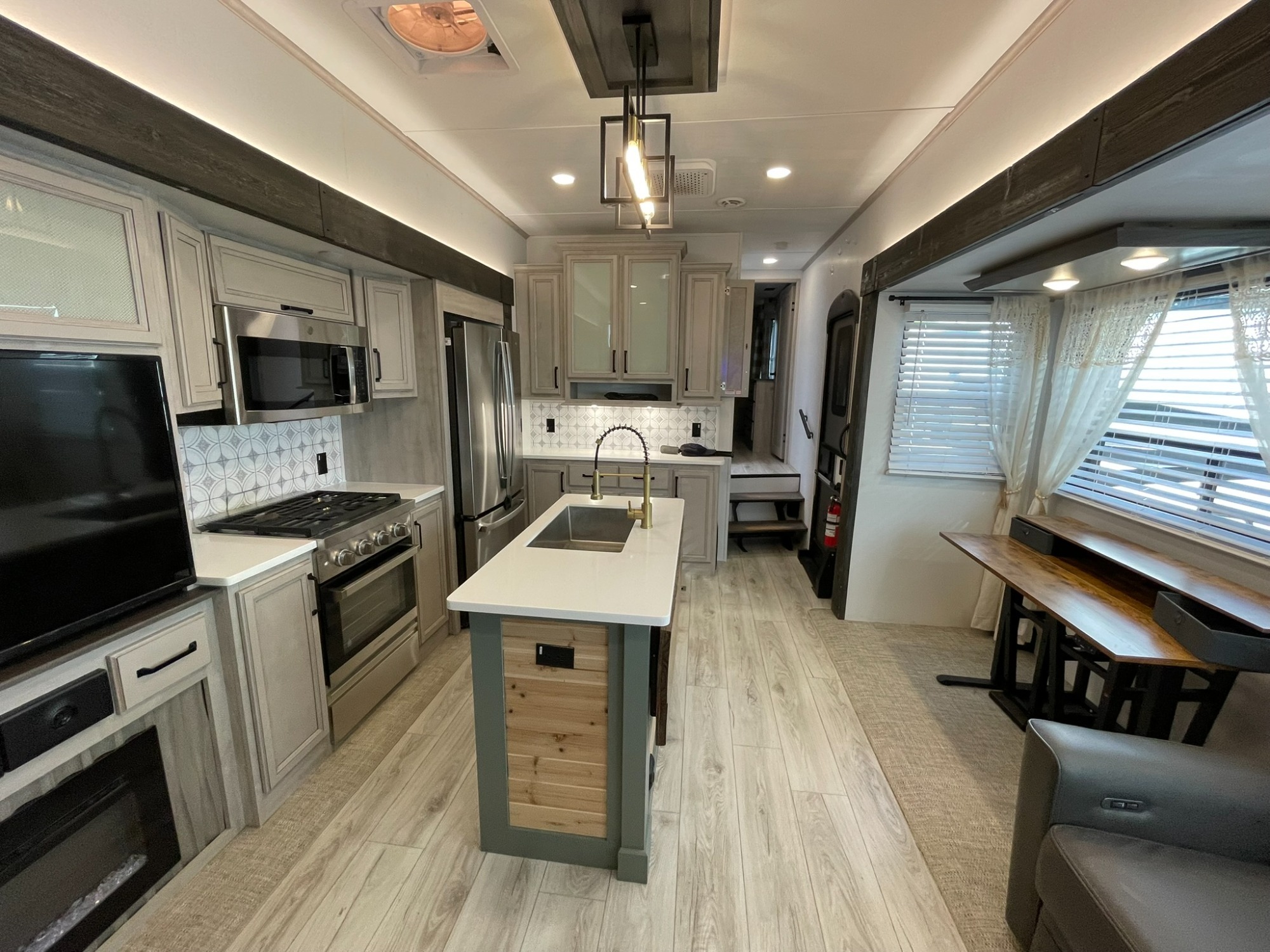 2024 Keystone MONTANA HIGH COUNTRY 381TB in greenwood IN