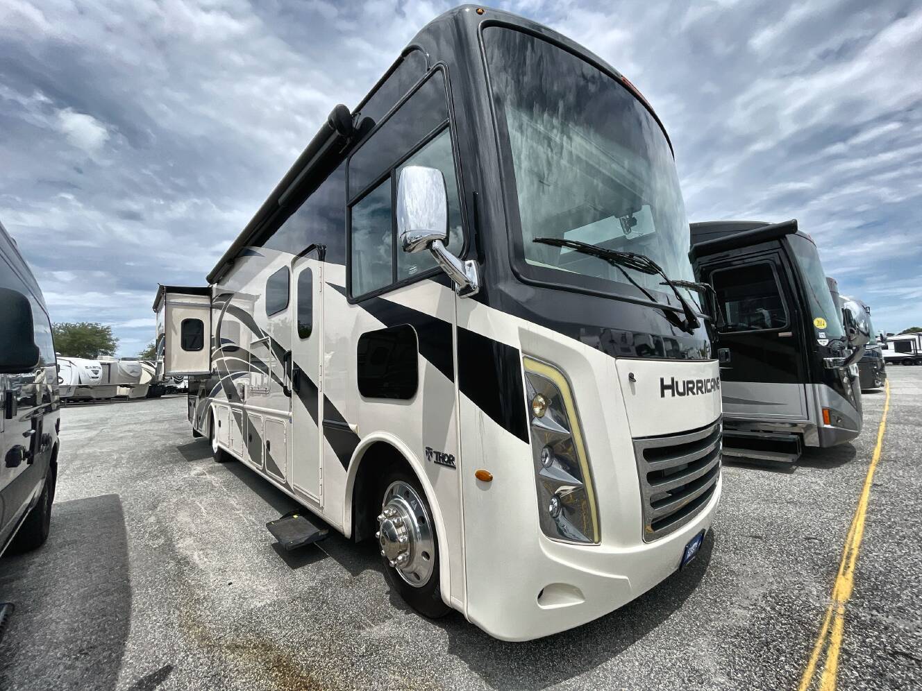 A photo of this 2022 Thor HURRICANE 35M