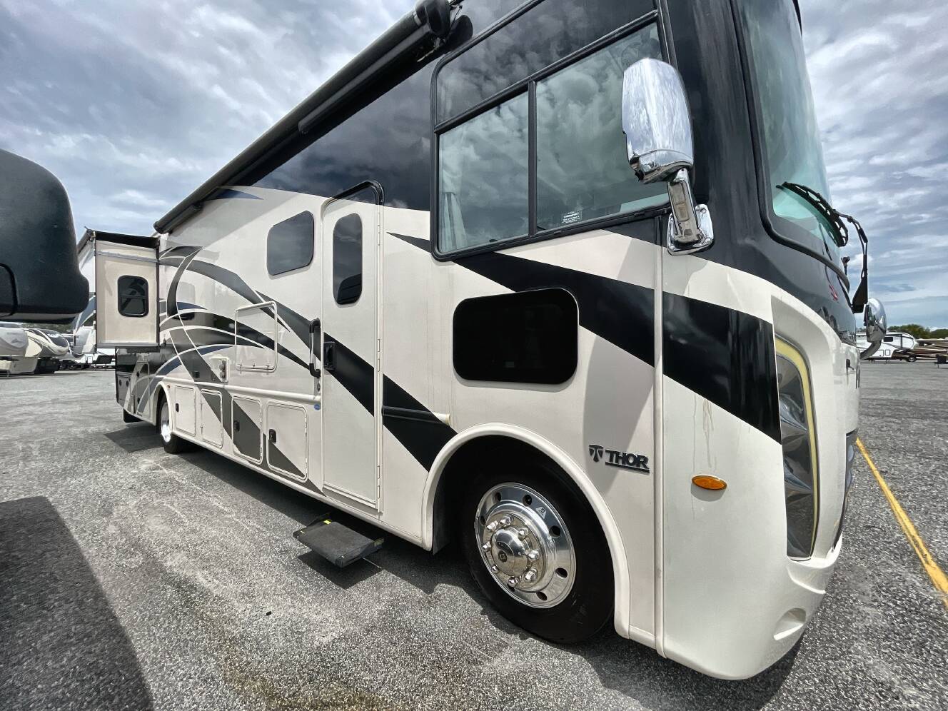 A photo of this 2022 Thor HURRICANE 35M