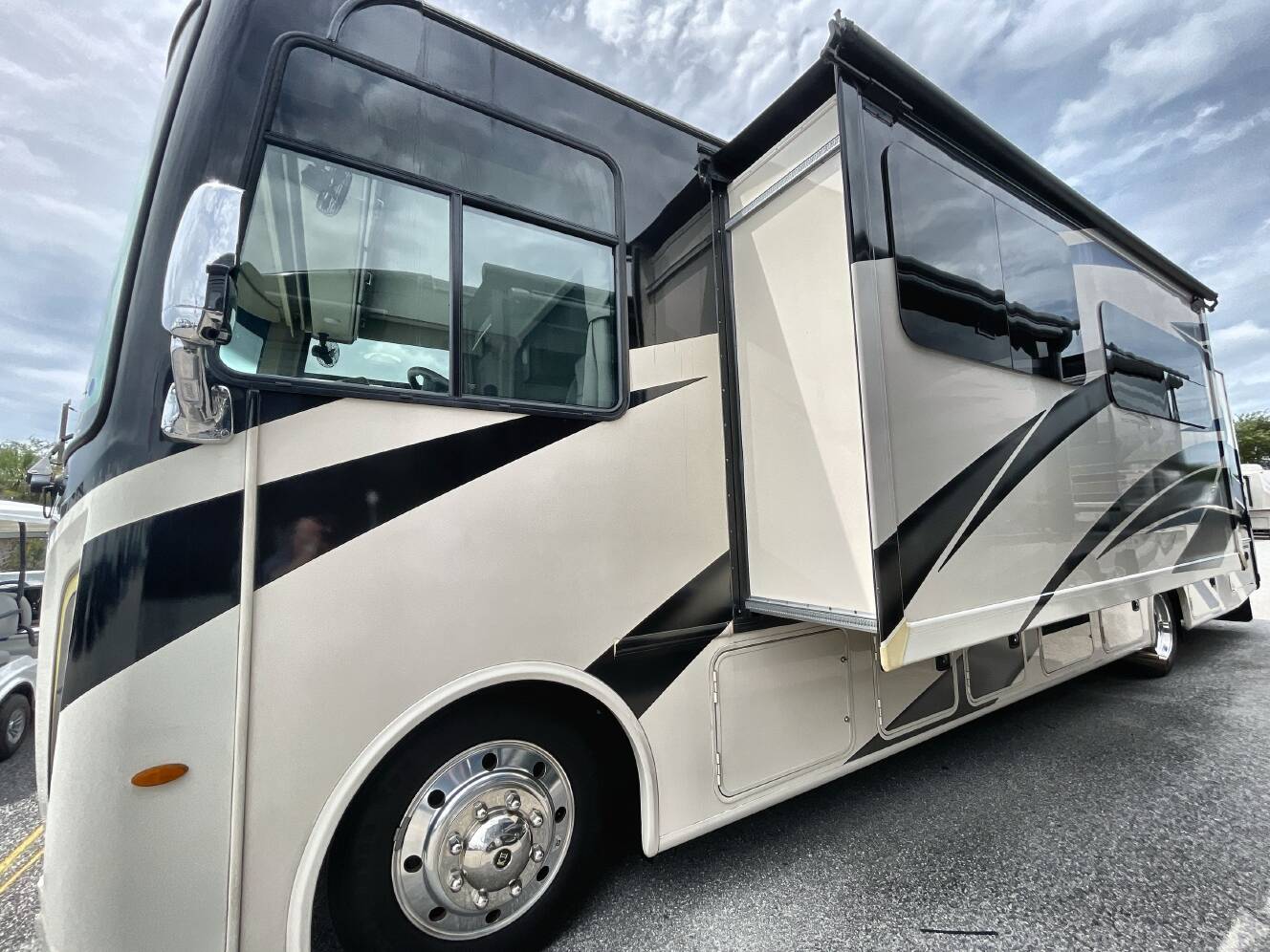 A photo of this 2022 Thor HURRICANE 35M
