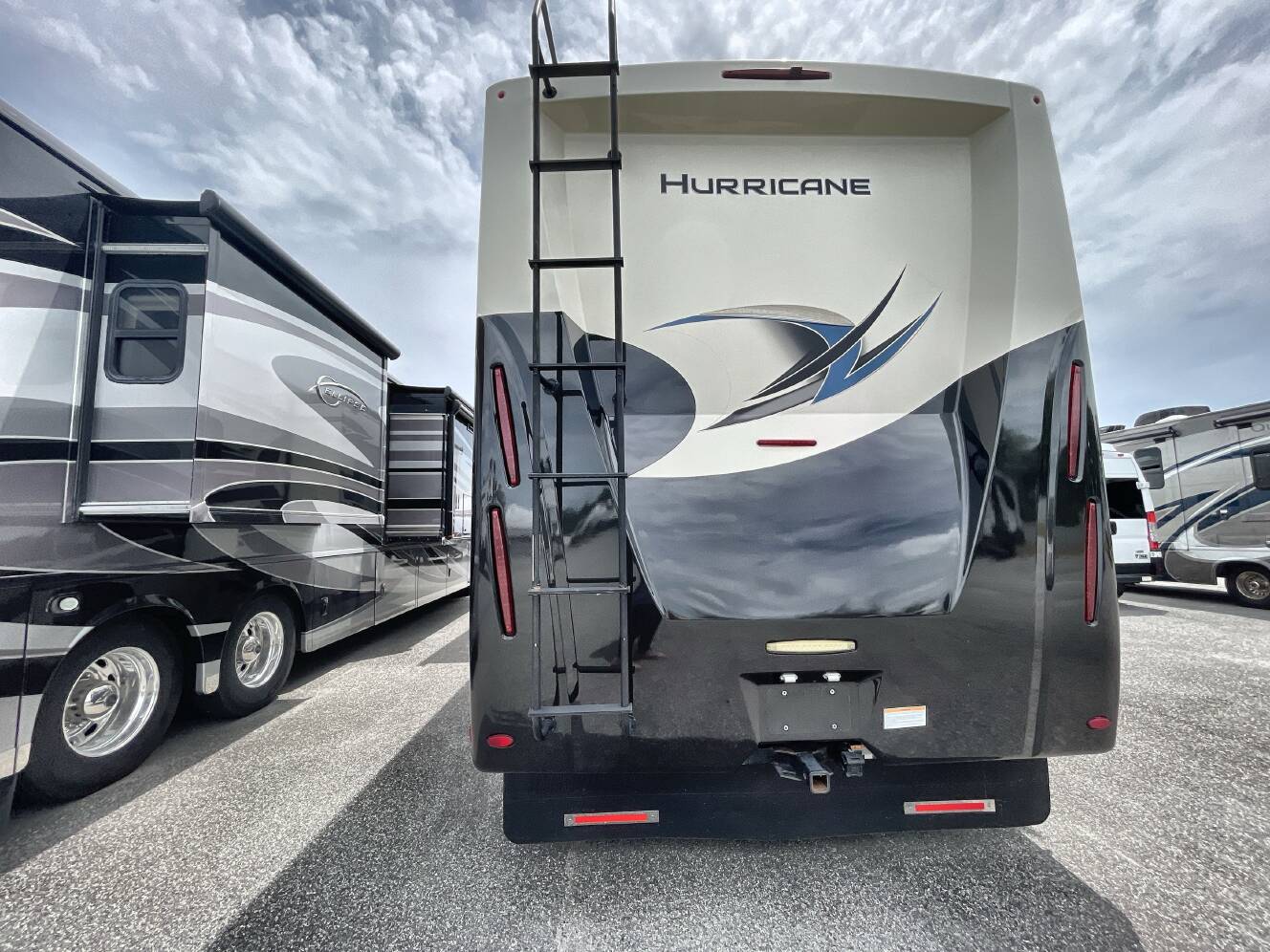A photo of this 2022 Thor HURRICANE 35M