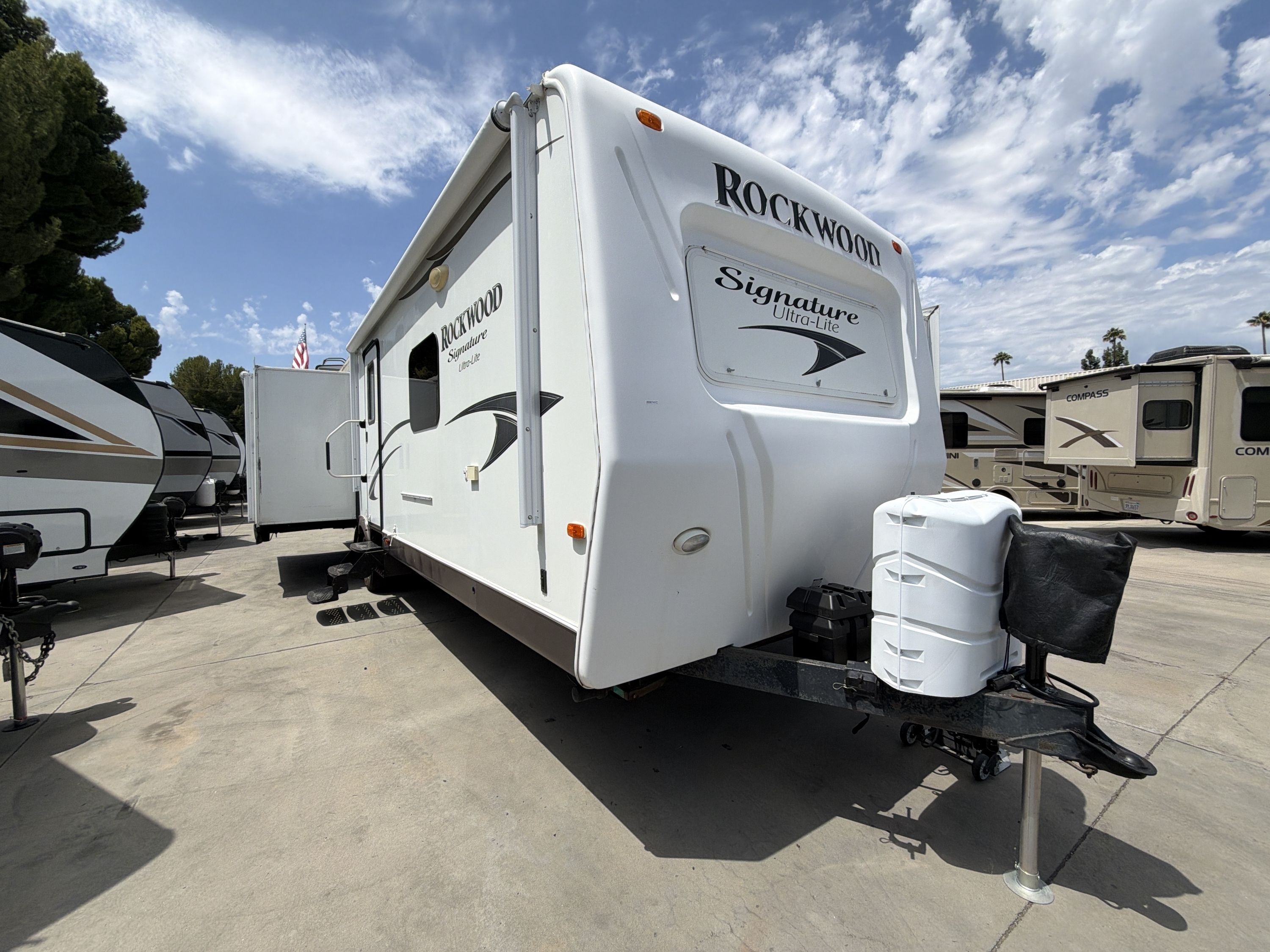 2014 Forest River ROCKWOOD SIGNATURE ULTRA LITE 8329SS in riverside CA