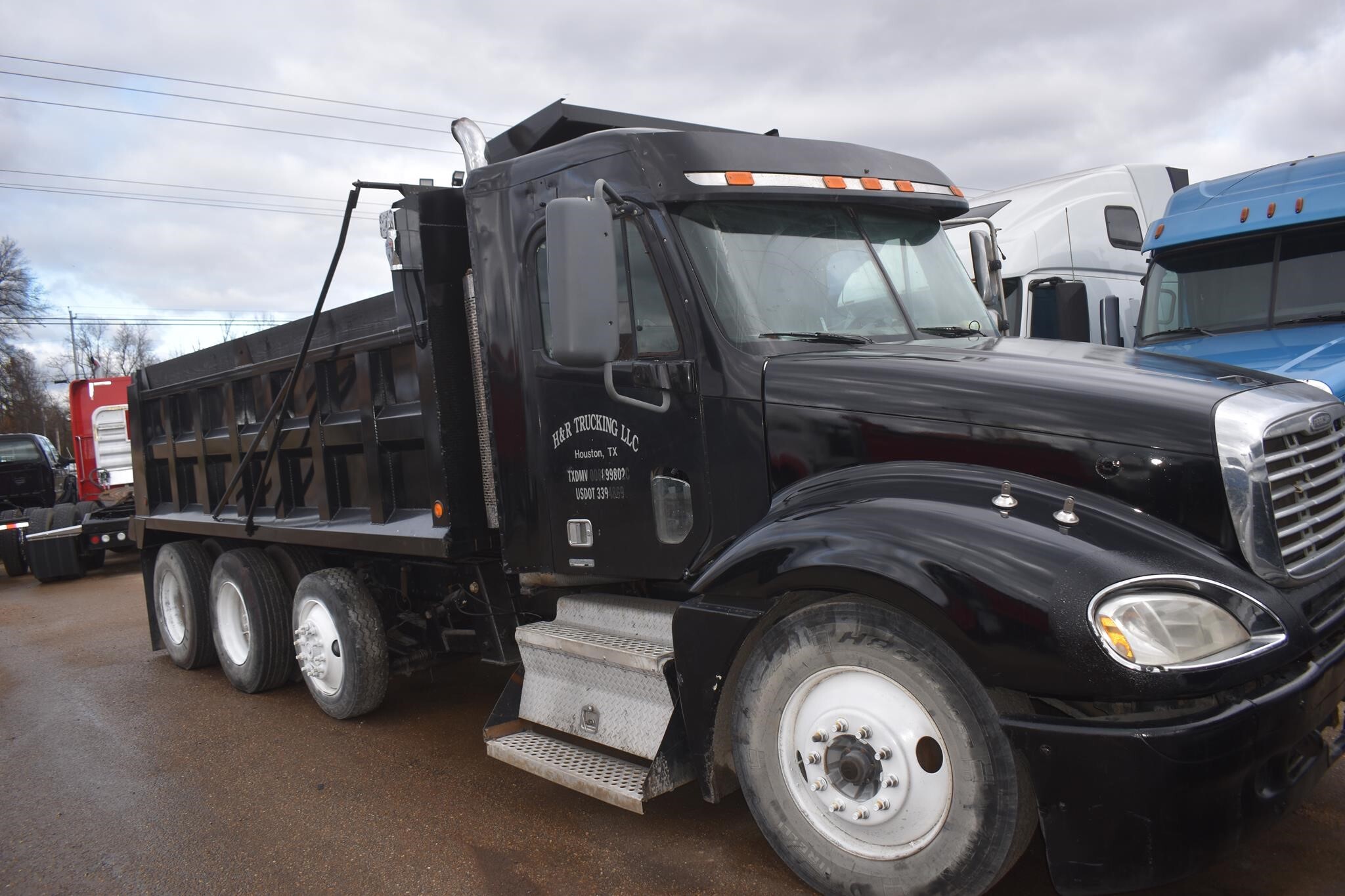 2005 FREIGHTLINER COLUMBIA 120 in Covington, TN