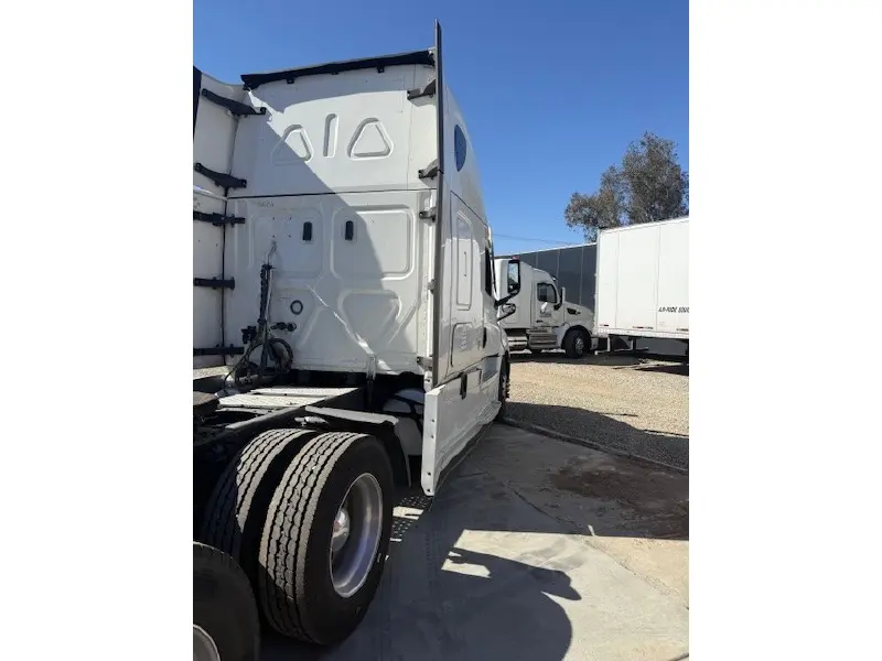 2021 FREIGHTLINER CASCADIA 126