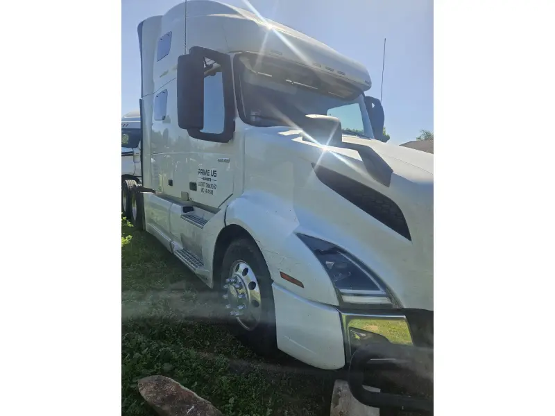 2021 VOLVO VNL64T760