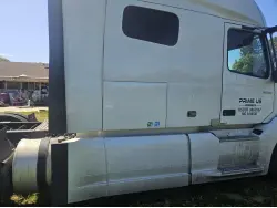 2021 VOLVO VNL64T760