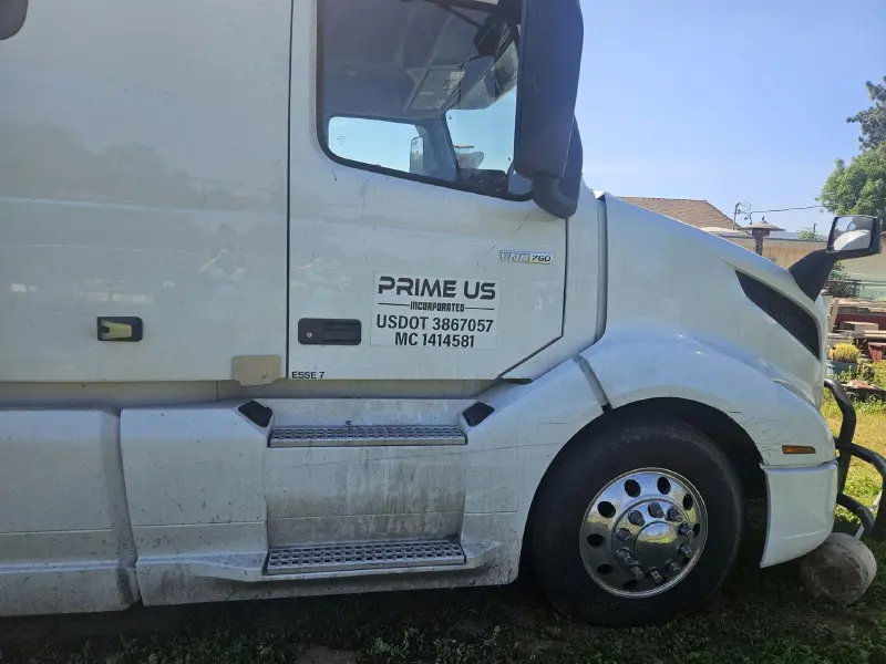 2021 VOLVO VNL64T760
