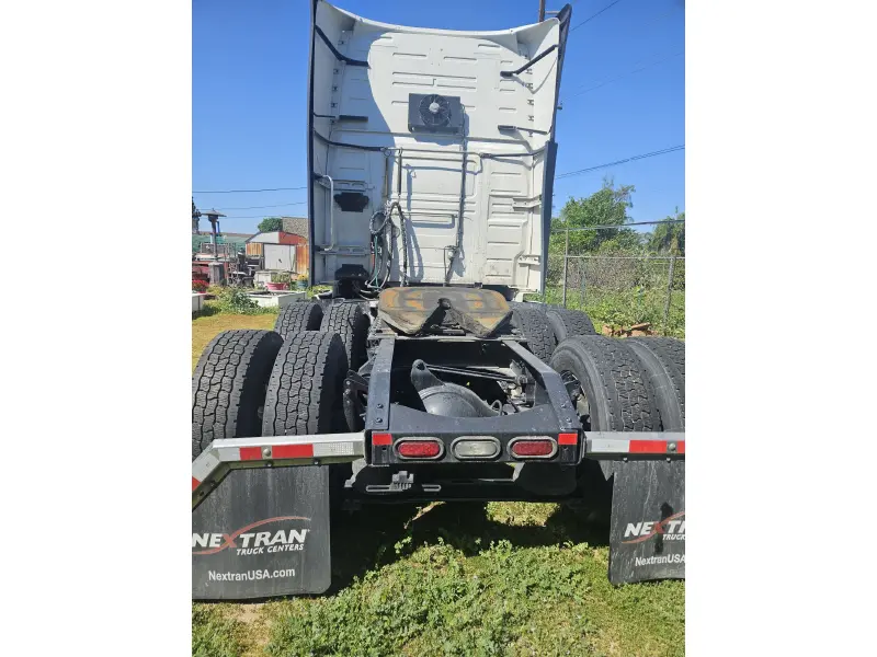 2021 VOLVO VNL64T760
