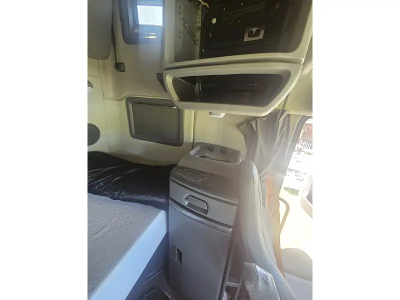 2021 VOLVO VNL64T760
