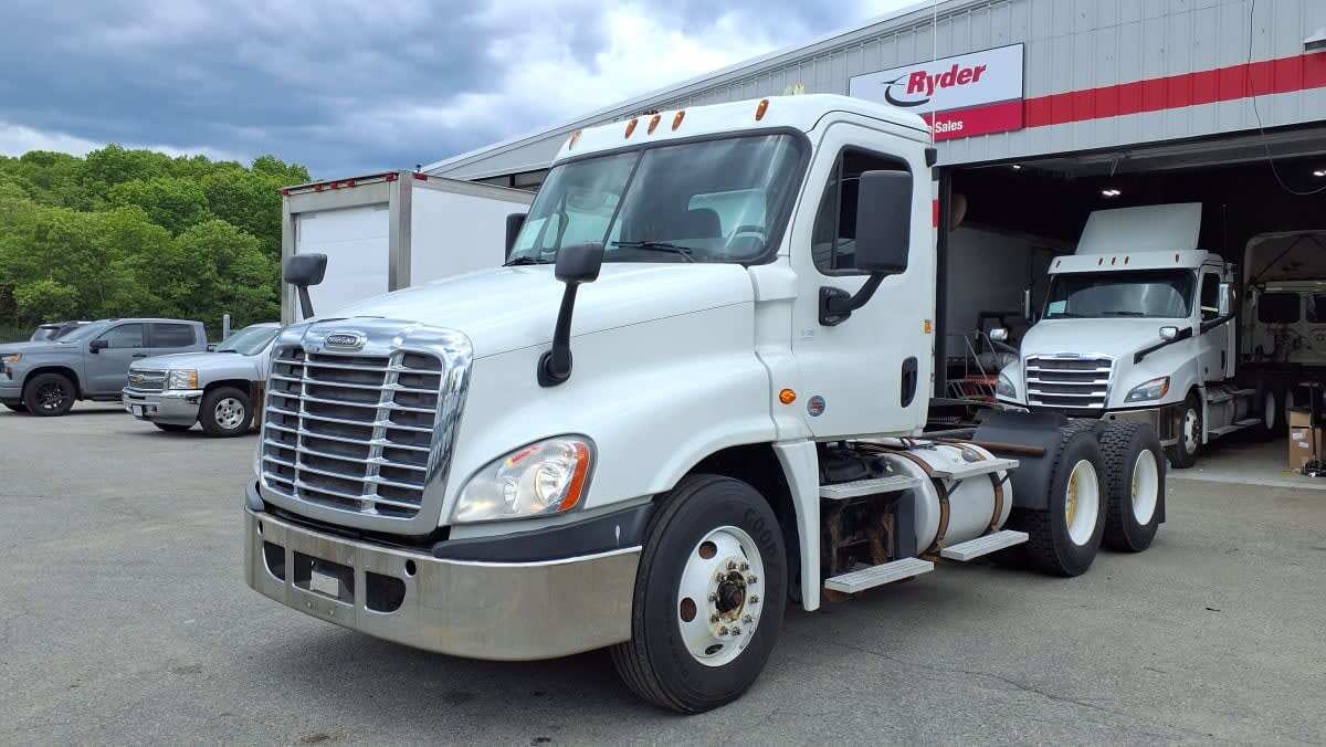 2017 FREIGHTLINER CASCADIA 125 in Salisbury, MA