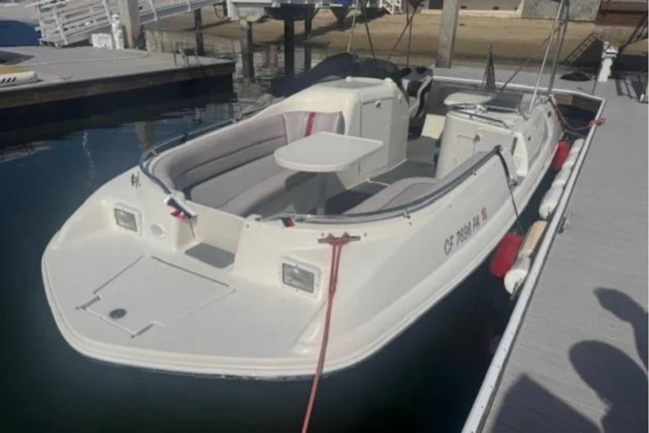 A photo of this 1997 Sea Ray 240 Sundeck