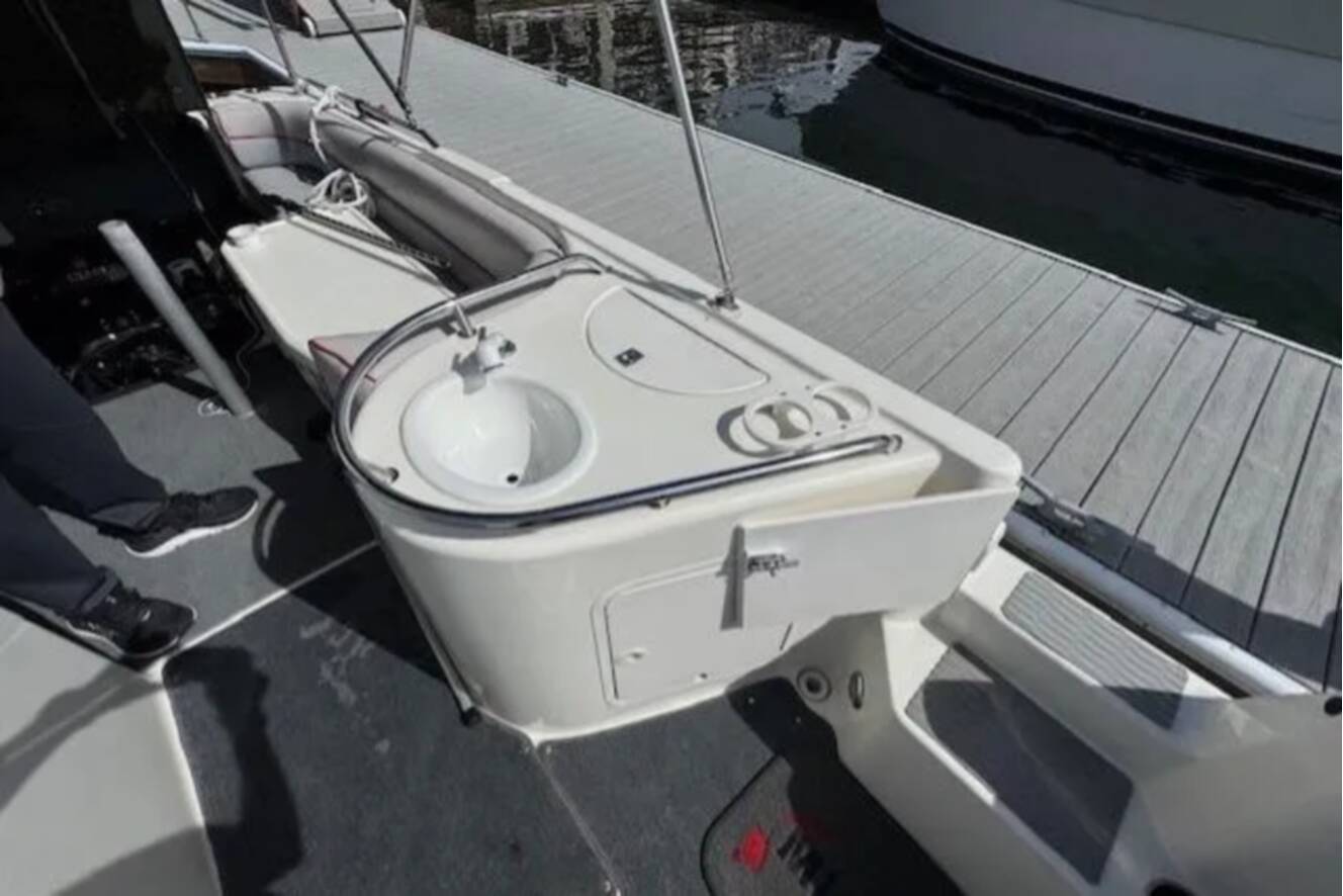 A photo of this 1997 Sea Ray 240 Sundeck