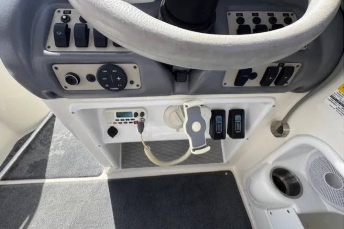 A photo of this 1997 Sea Ray 240 Sundeck
