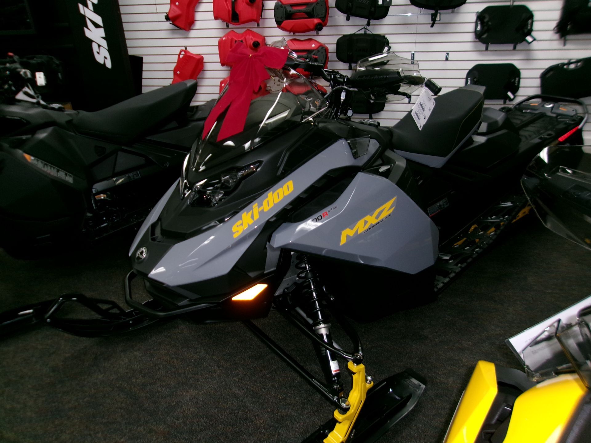 2026 Ski-Doo MXZ Adrenaline 137 600R E-TEC ES Ripsaw 1.25 in zulu IN