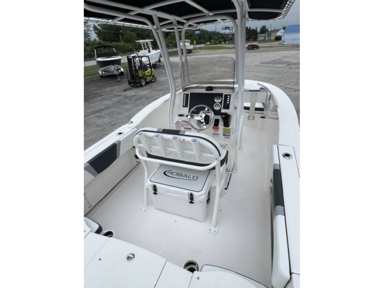 A photo of this 2027 Robalo R200 CC