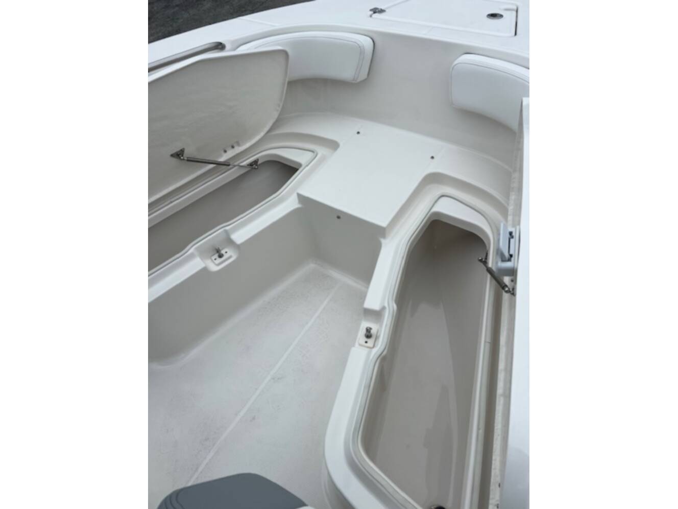 A photo of this 2027 Robalo R200 CC