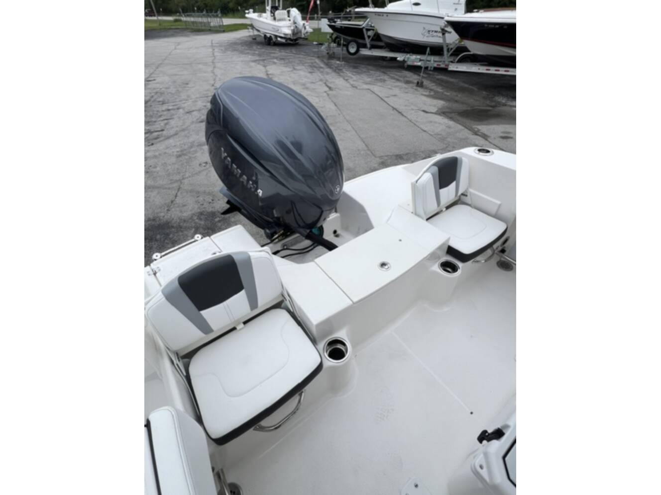 A photo of this 2027 Robalo R200 CC