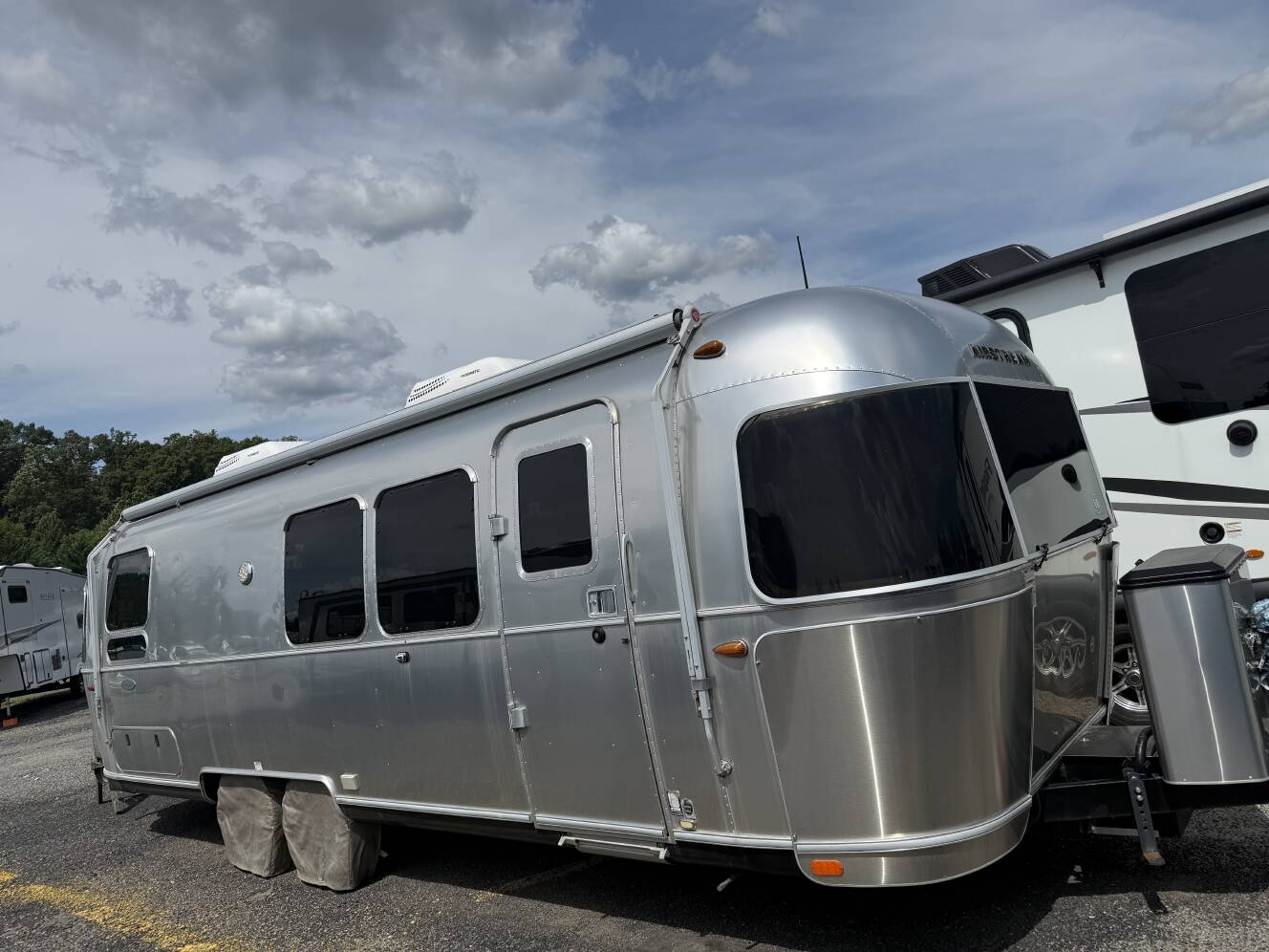 A photo of this 2018 Airstream FLYING CLOUD 28RB TWIN