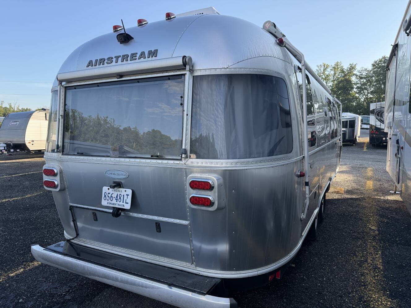 A photo of this 2018 Airstream FLYING CLOUD 28RB TWIN