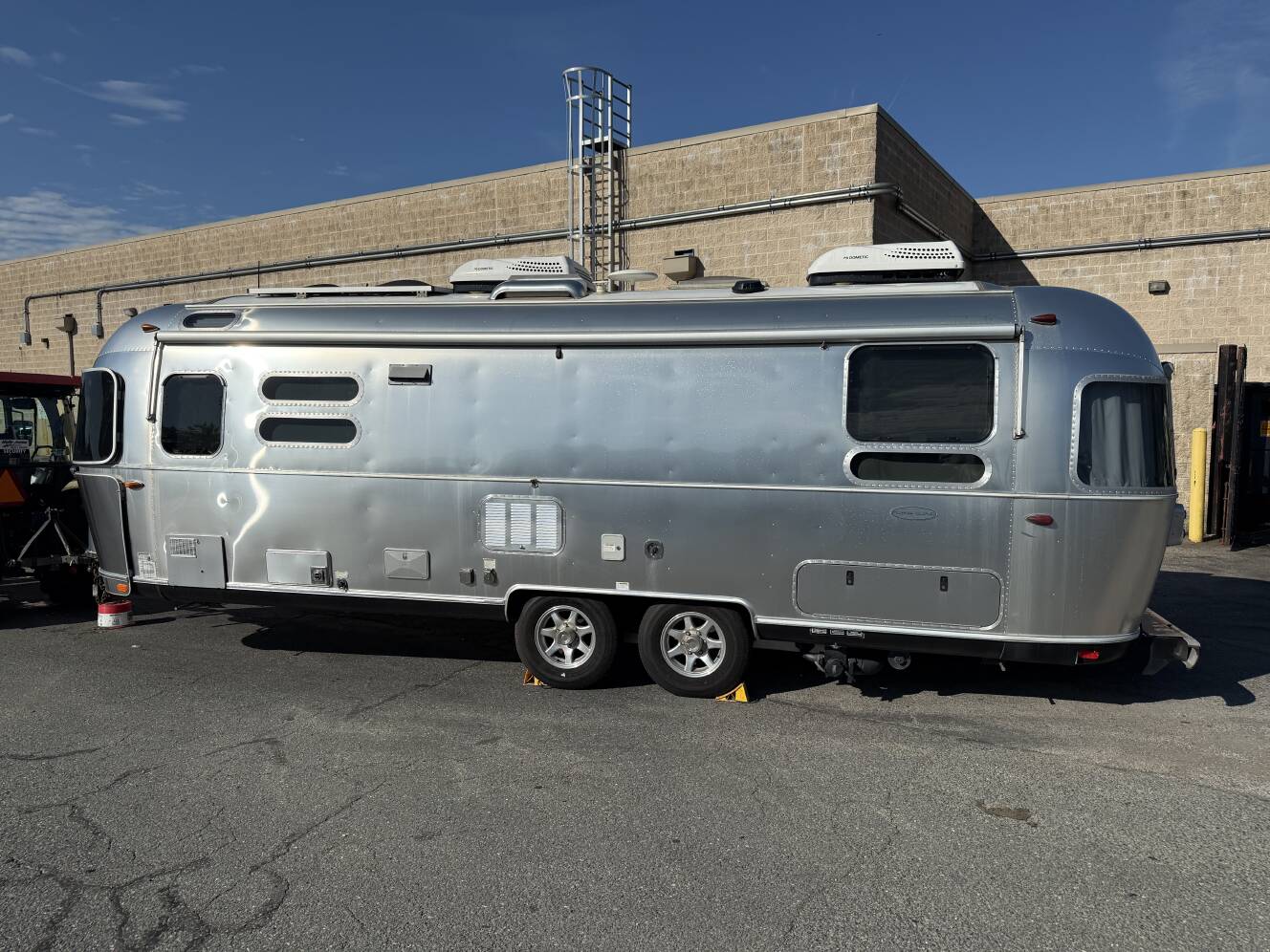 A photo of this 2018 Airstream FLYING CLOUD 28RB TWIN