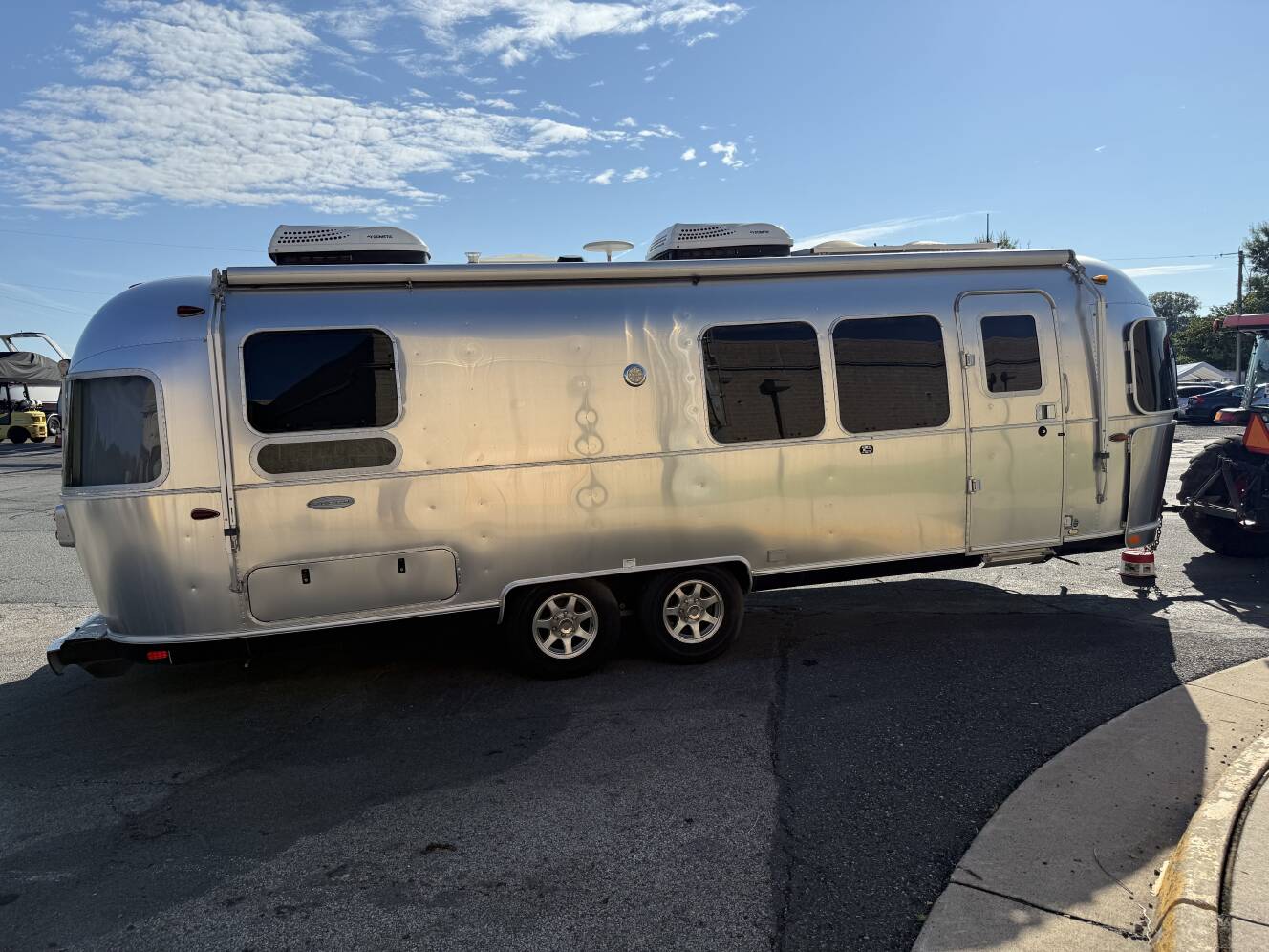 A photo of this 2018 Airstream FLYING CLOUD 28RB TWIN