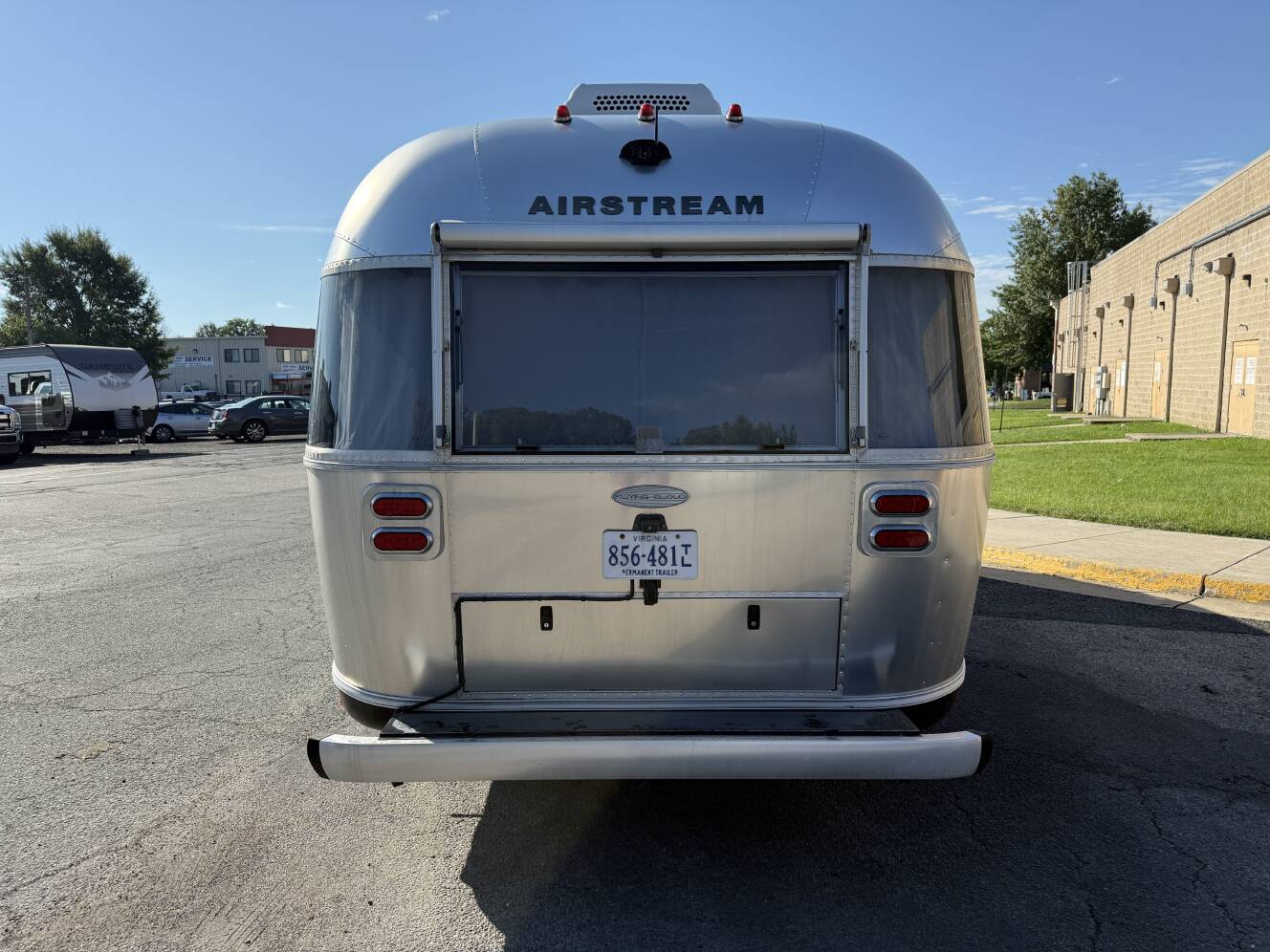 A photo of this 2018 Airstream FLYING CLOUD 28RB TWIN
