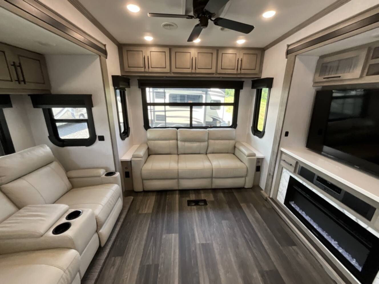 A photo of this 2021 Heartland BIG COUNTRY 3560SS