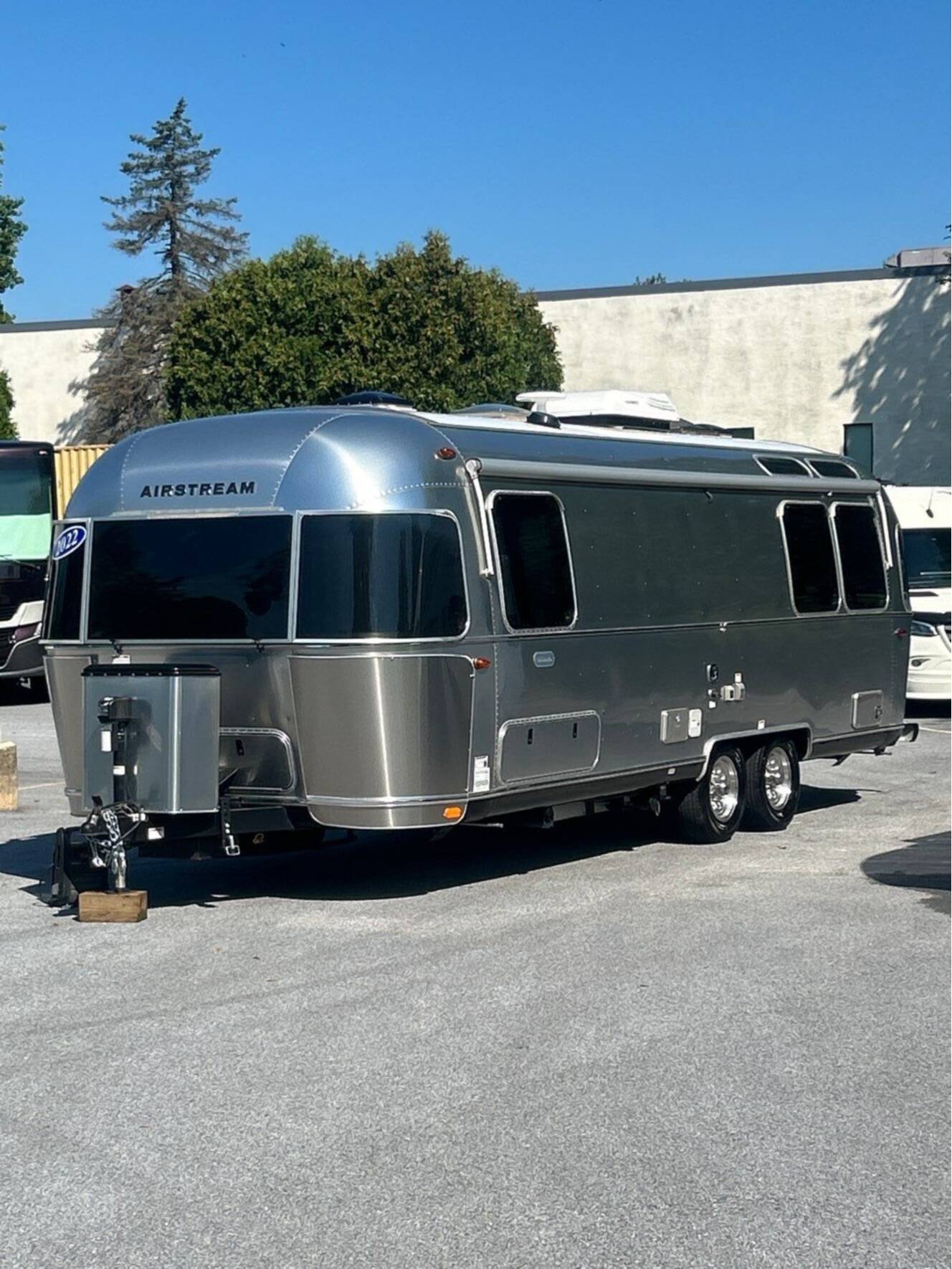 A photo of this 2022 Airstream GLOBETROTTER 27FB TWIN