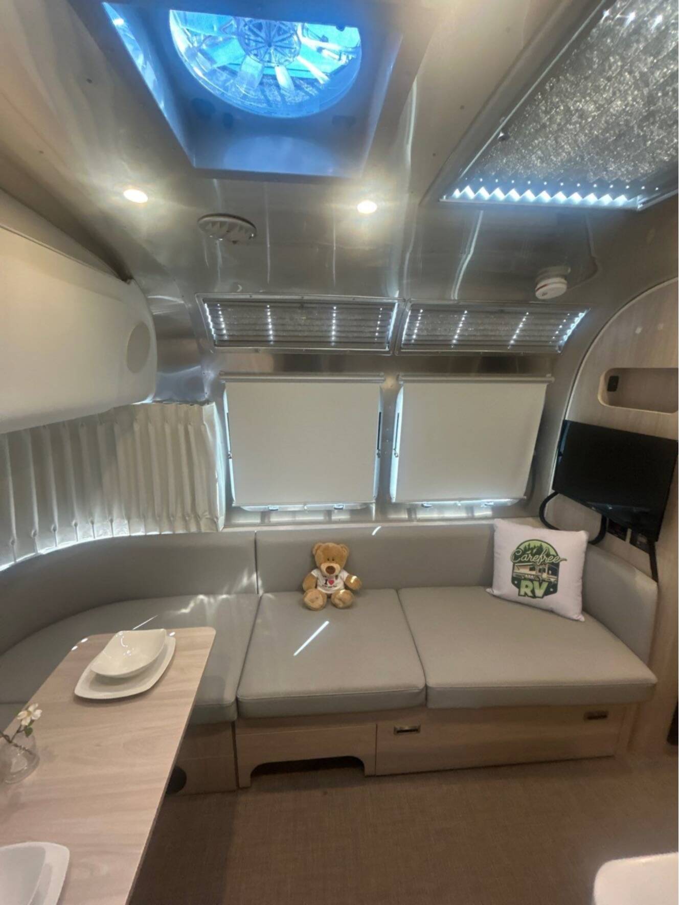 A photo of this 2022 Airstream GLOBETROTTER 27FB TWIN