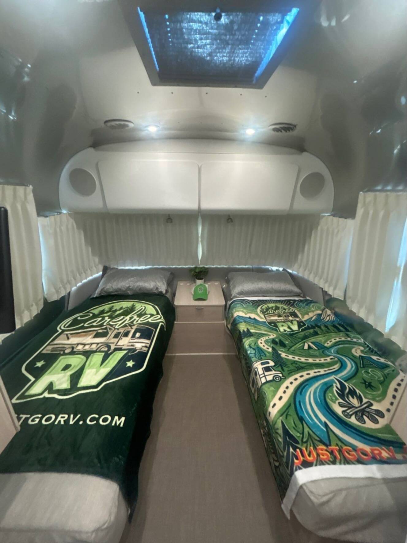 A photo of this 2022 Airstream GLOBETROTTER 27FB TWIN