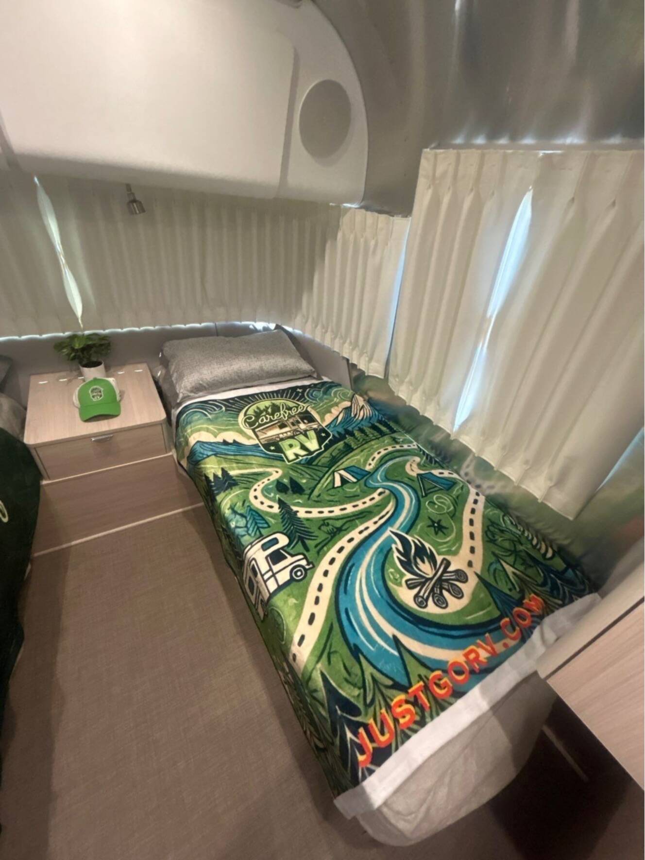 A photo of this 2022 Airstream GLOBETROTTER 27FB TWIN
