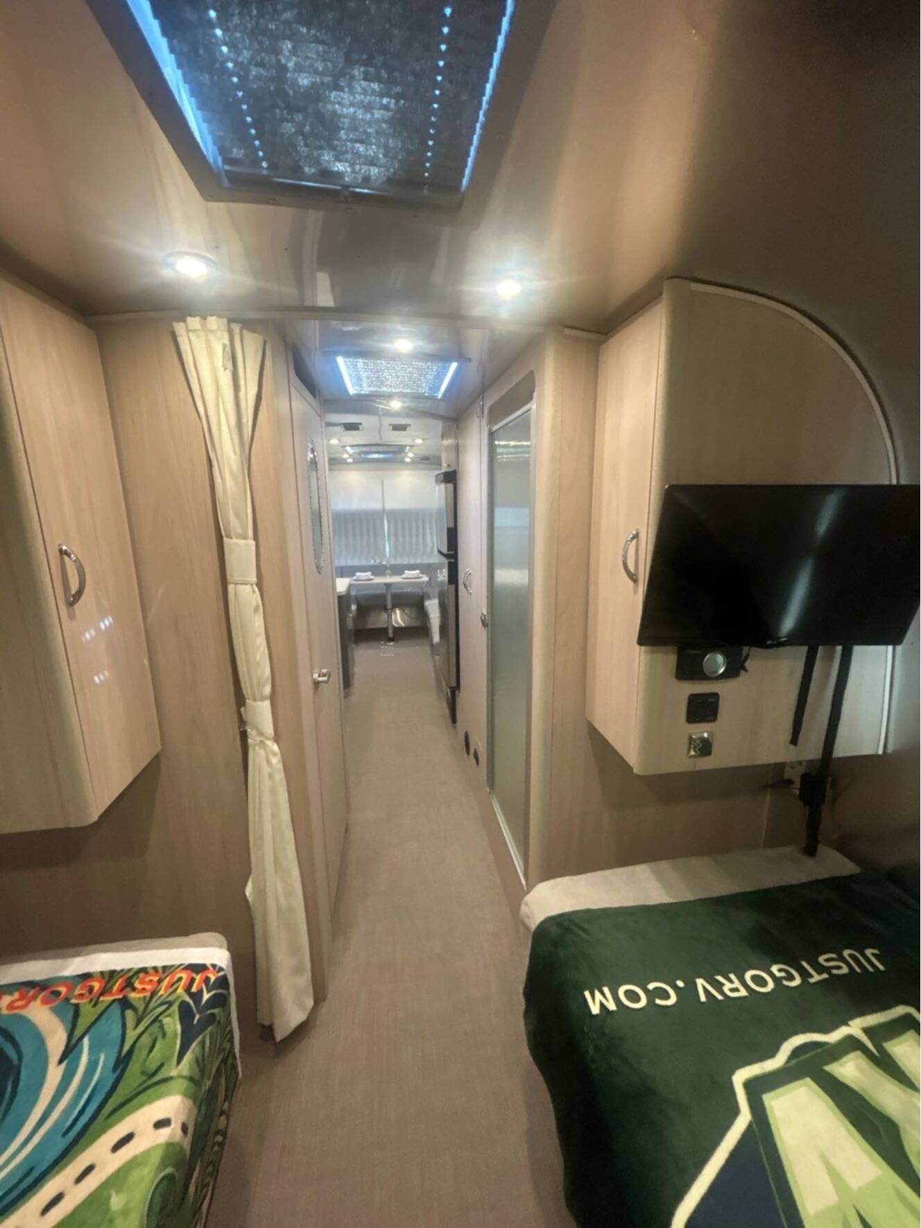 A photo of this 2022 Airstream GLOBETROTTER 27FB TWIN