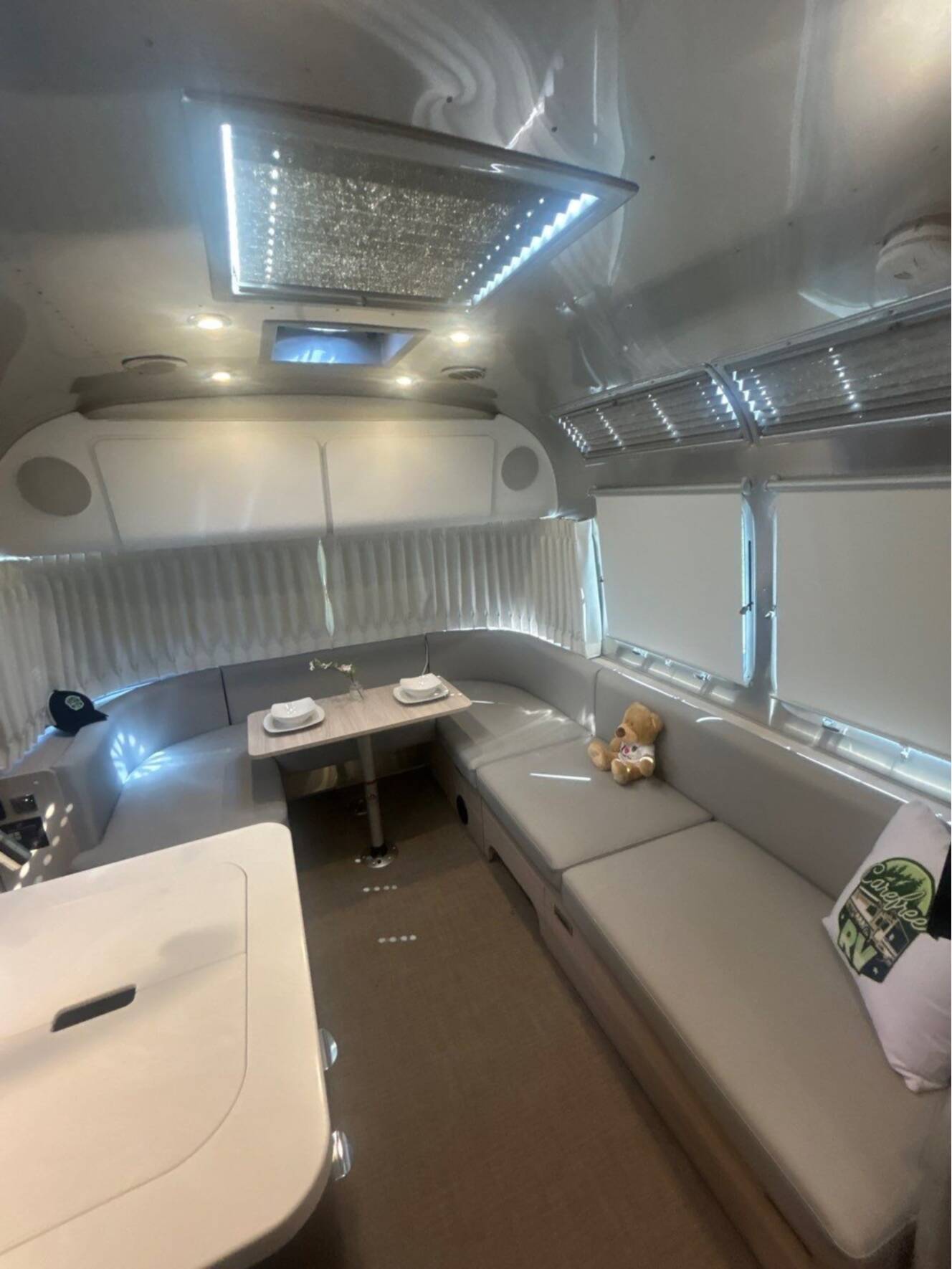A photo of this 2022 Airstream GLOBETROTTER 27FB TWIN