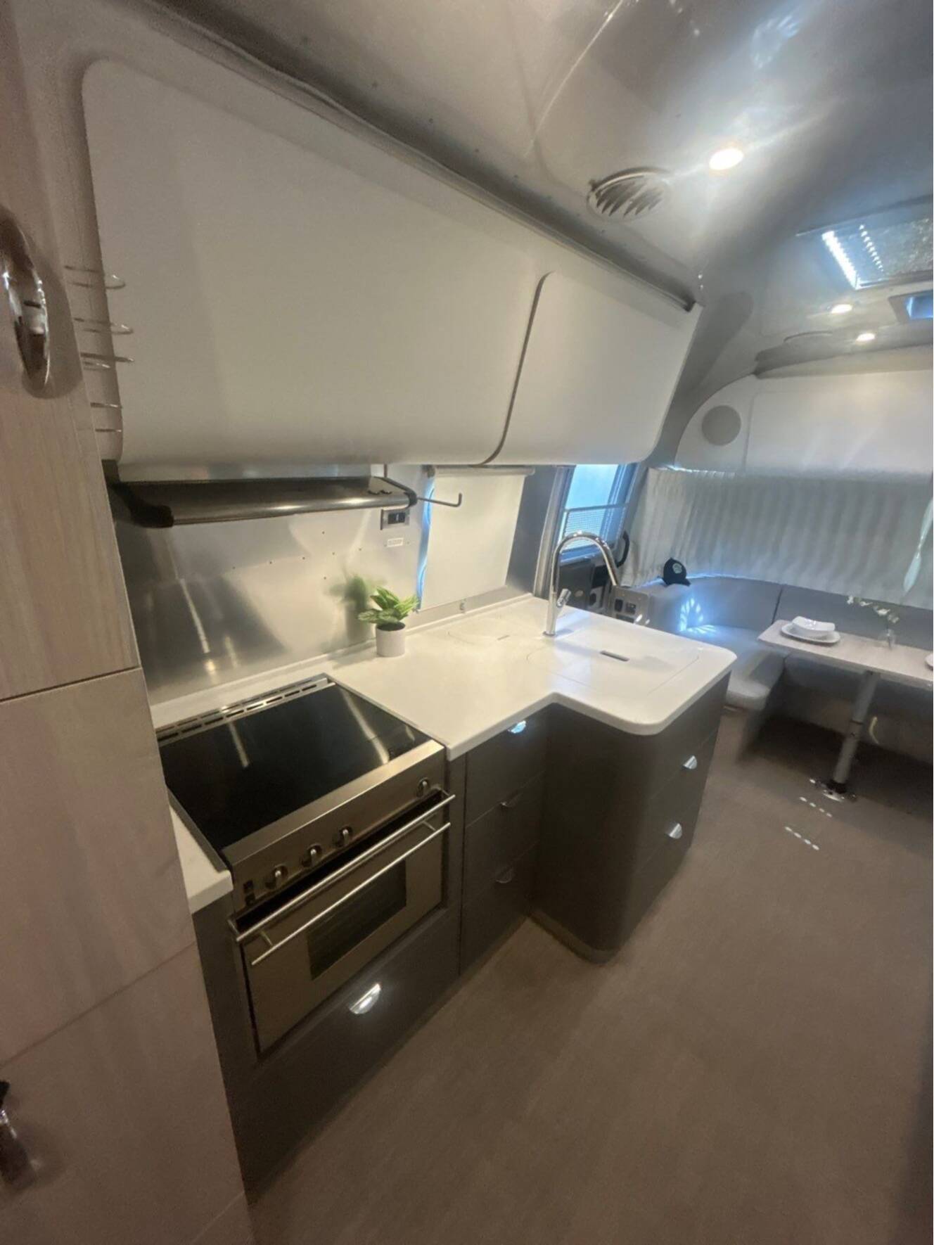 A photo of this 2022 Airstream GLOBETROTTER 27FB TWIN